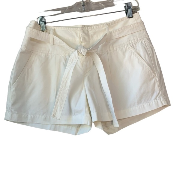 Banana Republic winter white 80’s style waist shorts w tie and pockets. Size 4 - Picture 1 of 9
